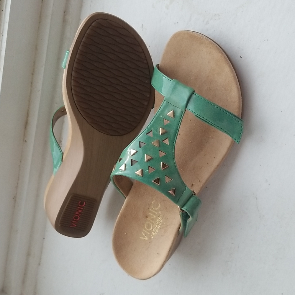 Vionic size 7.5 wedge sandals